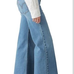❌ SOLD ❌NWT Brand New Women's Levi’s (ribcage bell bottoms) SISE 29 30